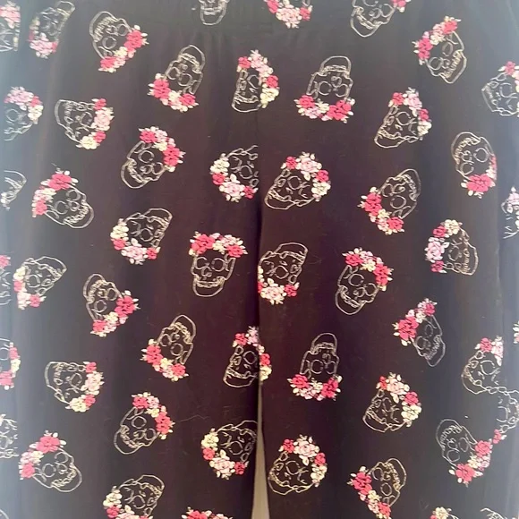 Torrid black & pink leggingsSize L, pink flowers crown on skulls design - Picture 5 of 7